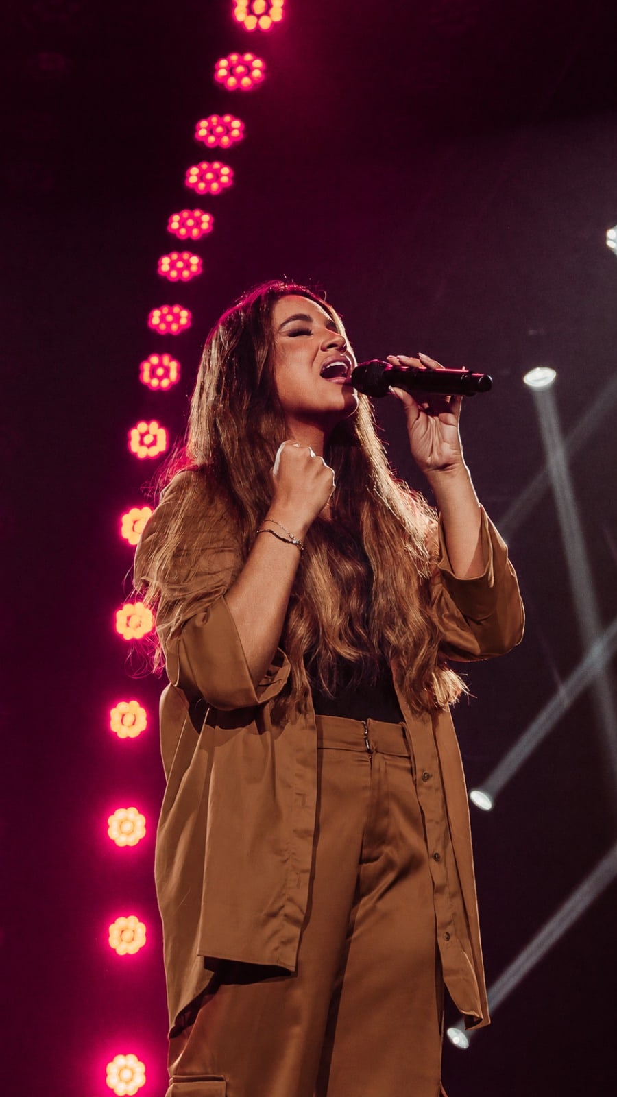 Sarah Beatriz cantando ao microfone